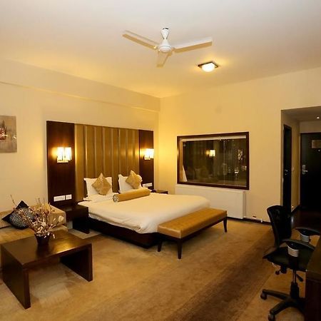 Hotel Pine Spring Wazir Bagh Srīnagar Buitenkant foto