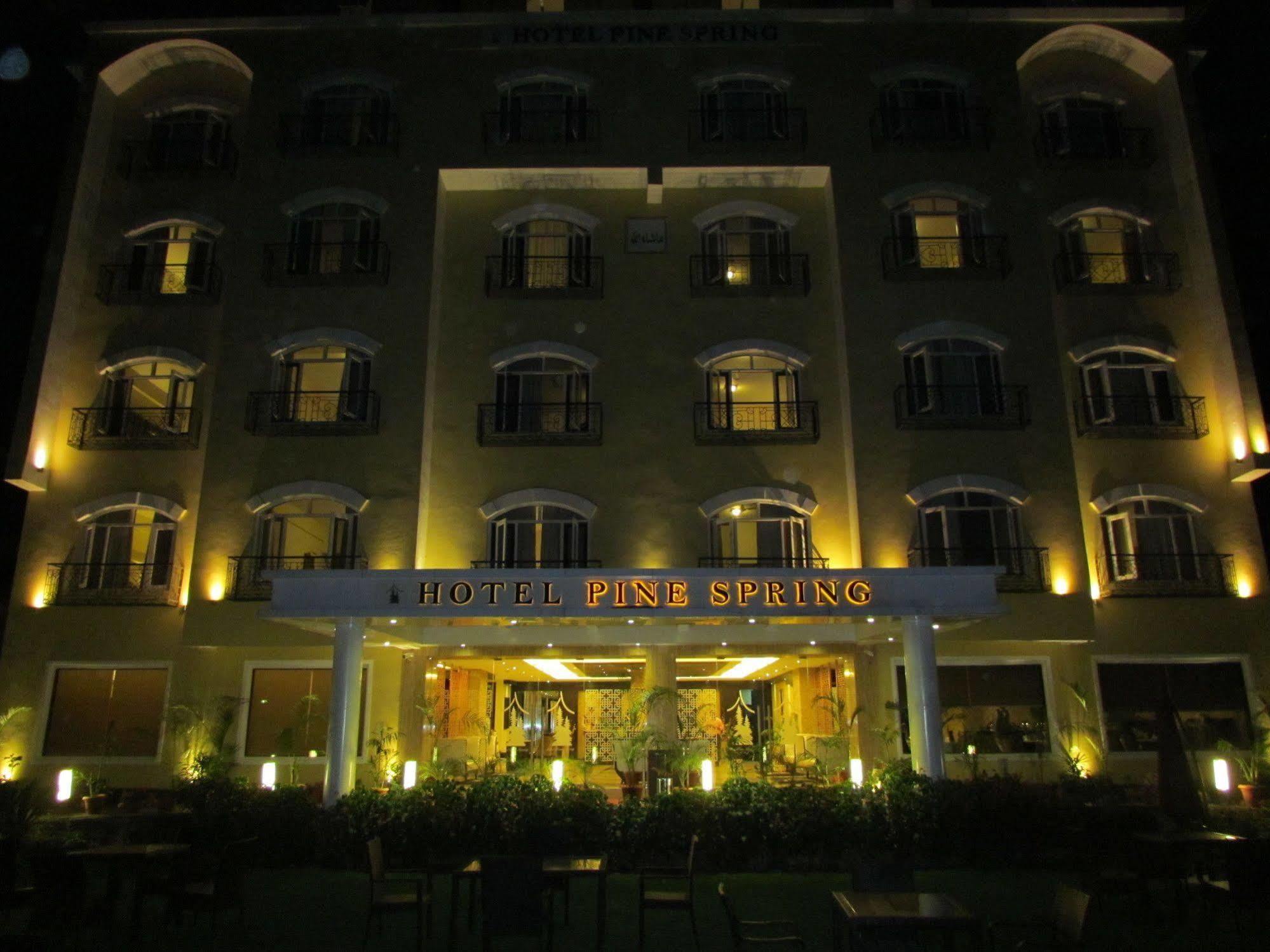 Hotel Pine Spring Wazir Bagh Srīnagar Buitenkant foto