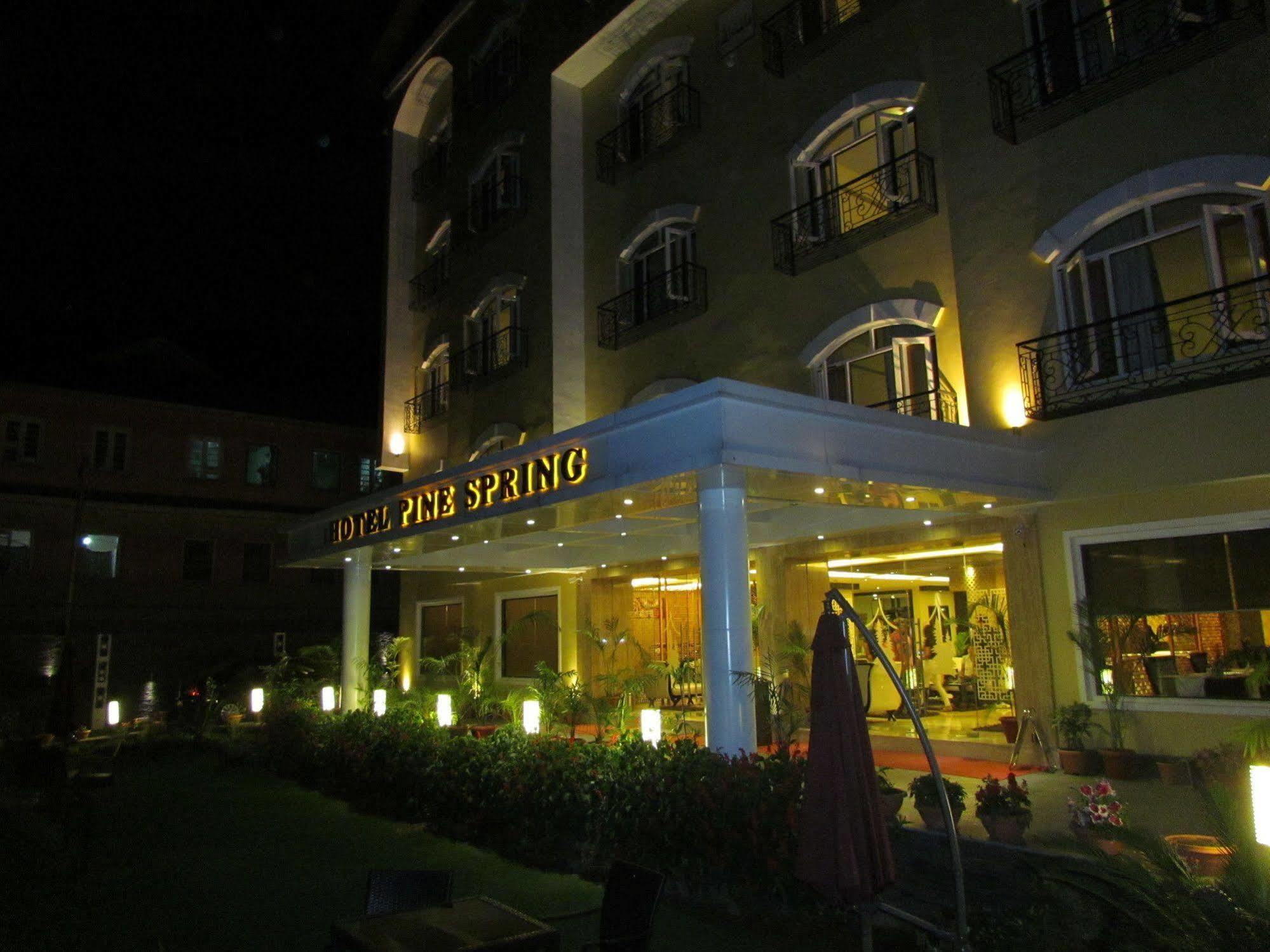 Hotel Pine Spring Wazir Bagh Srīnagar Buitenkant foto