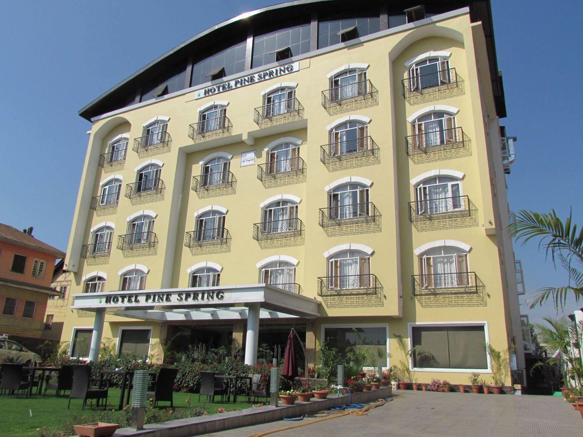 Hotel Pine Spring Wazir Bagh Srīnagar Buitenkant foto