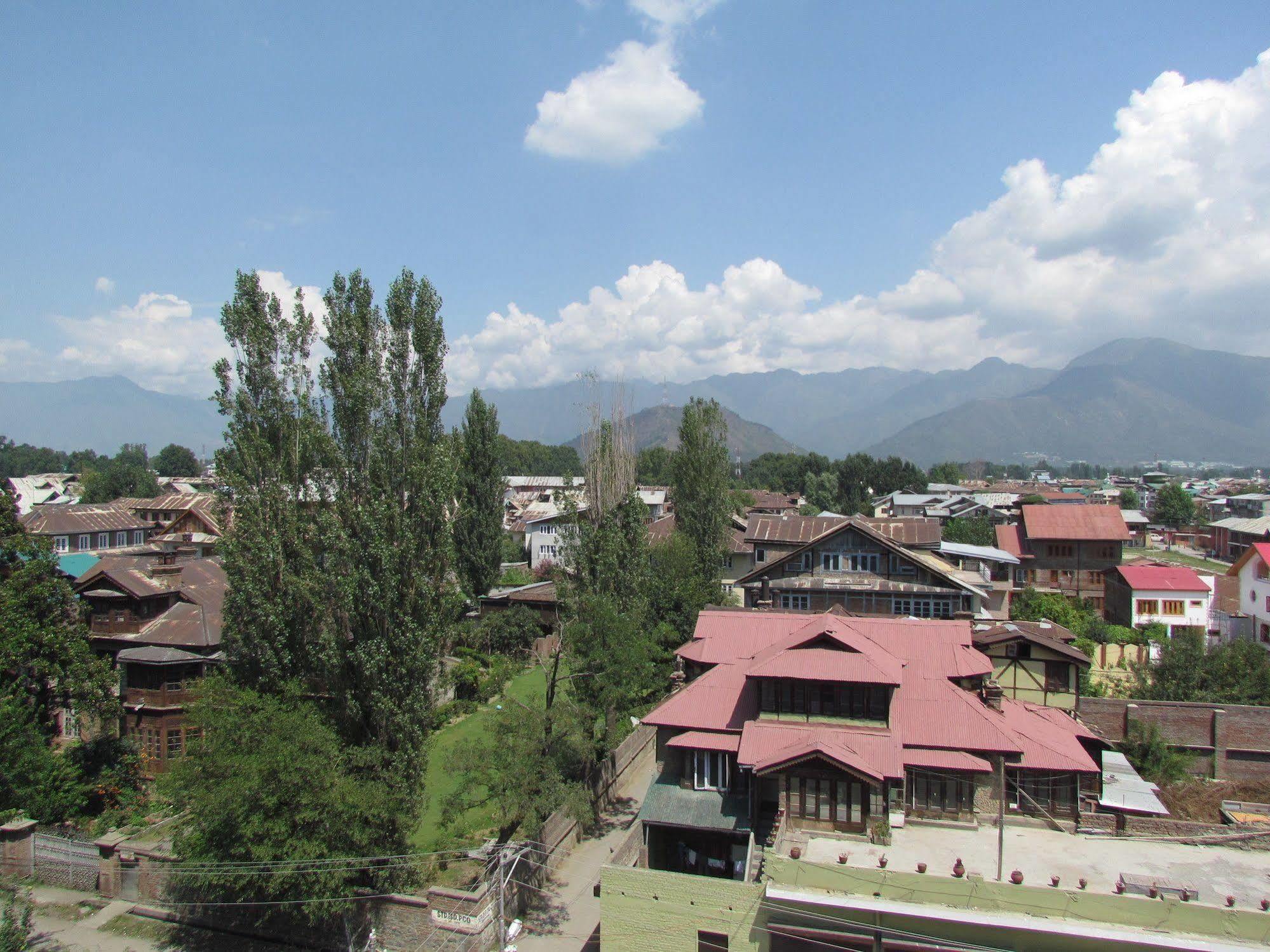 Hotel Pine Spring Wazir Bagh Srīnagar Buitenkant foto
