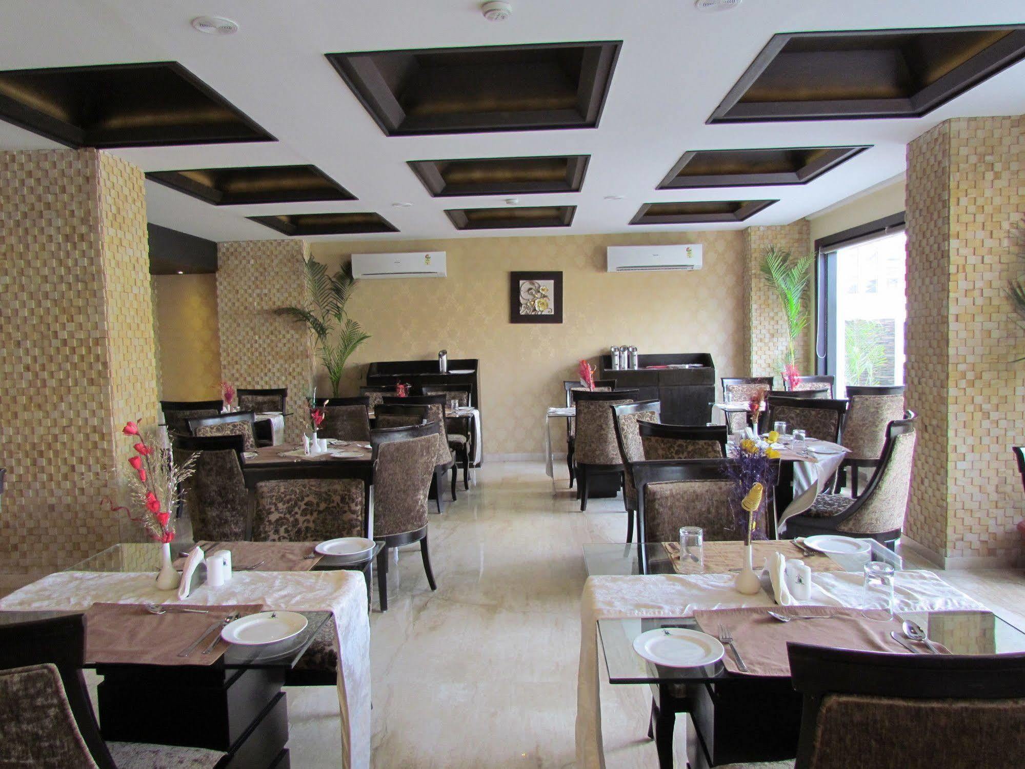 Hotel Pine Spring Wazir Bagh Srīnagar Buitenkant foto
