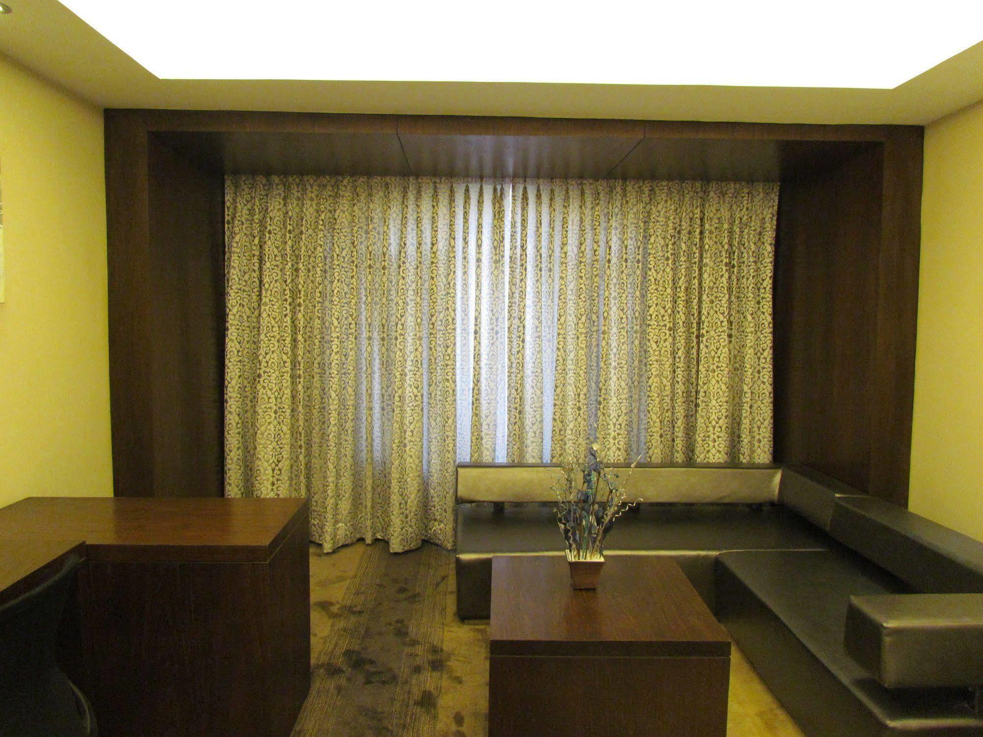 Hotel Pine Spring Wazir Bagh Srīnagar Buitenkant foto
