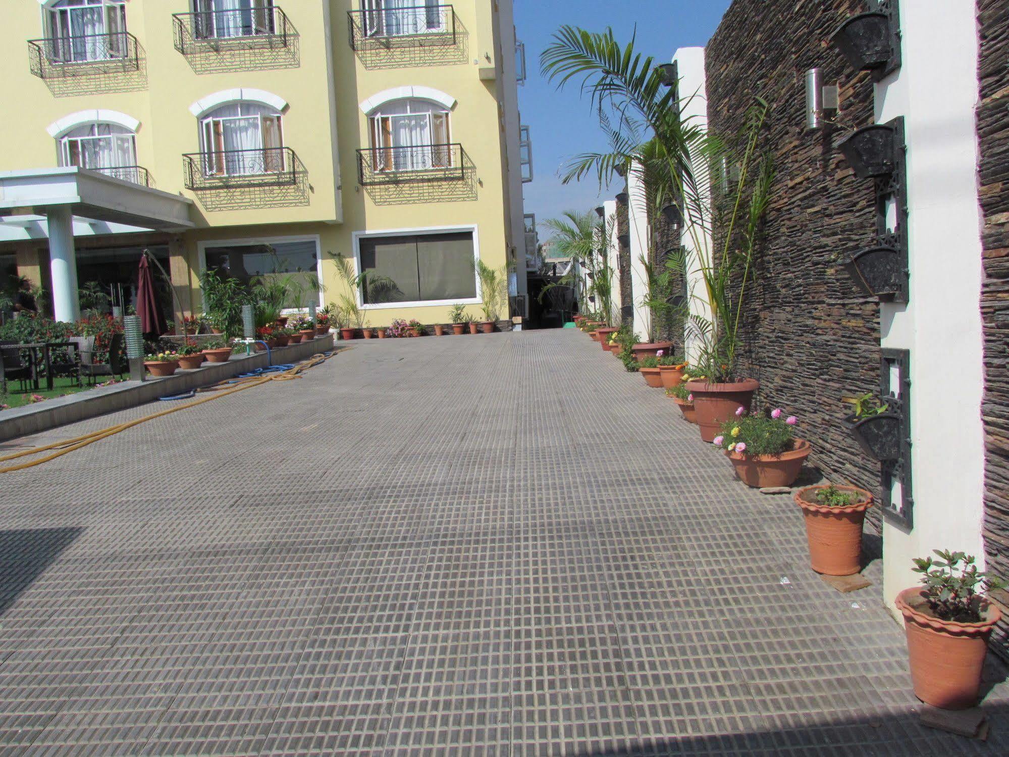 Hotel Pine Spring Wazir Bagh Srīnagar Buitenkant foto