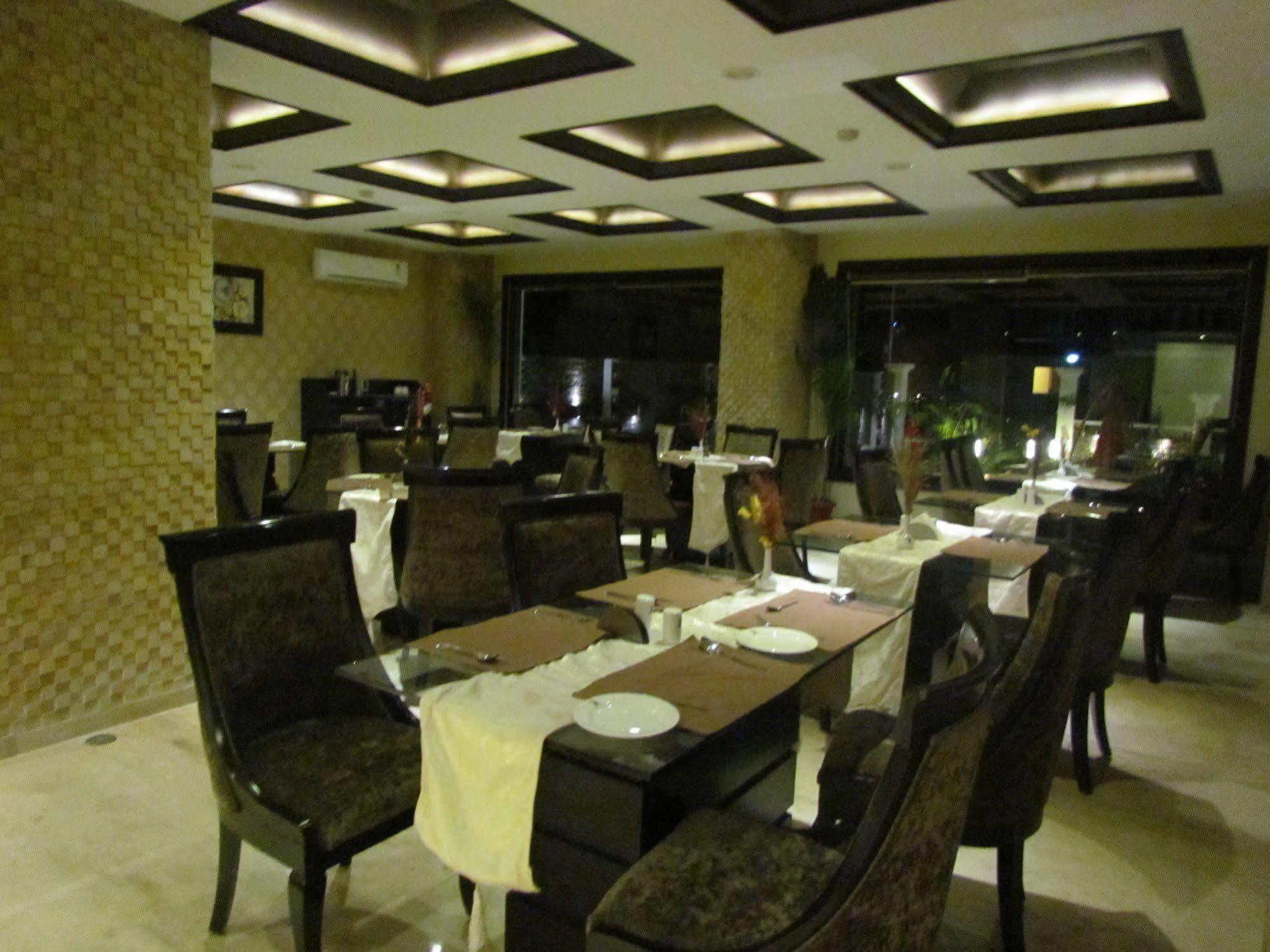Hotel Pine Spring Wazir Bagh Srīnagar Buitenkant foto