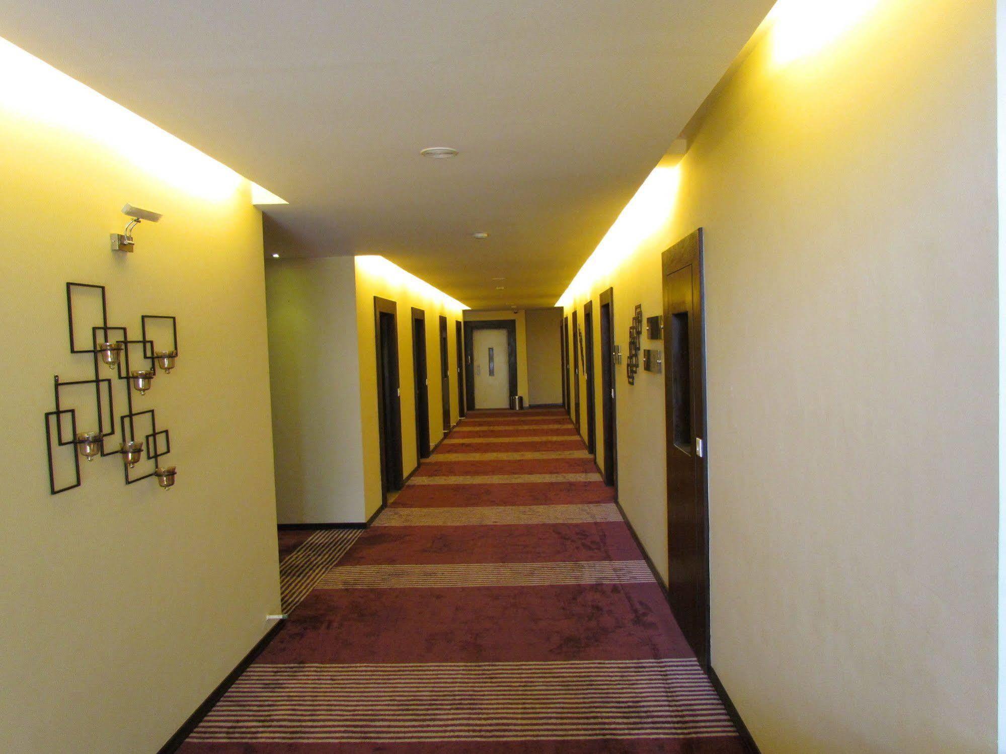 Hotel Pine Spring Wazir Bagh Srīnagar Buitenkant foto