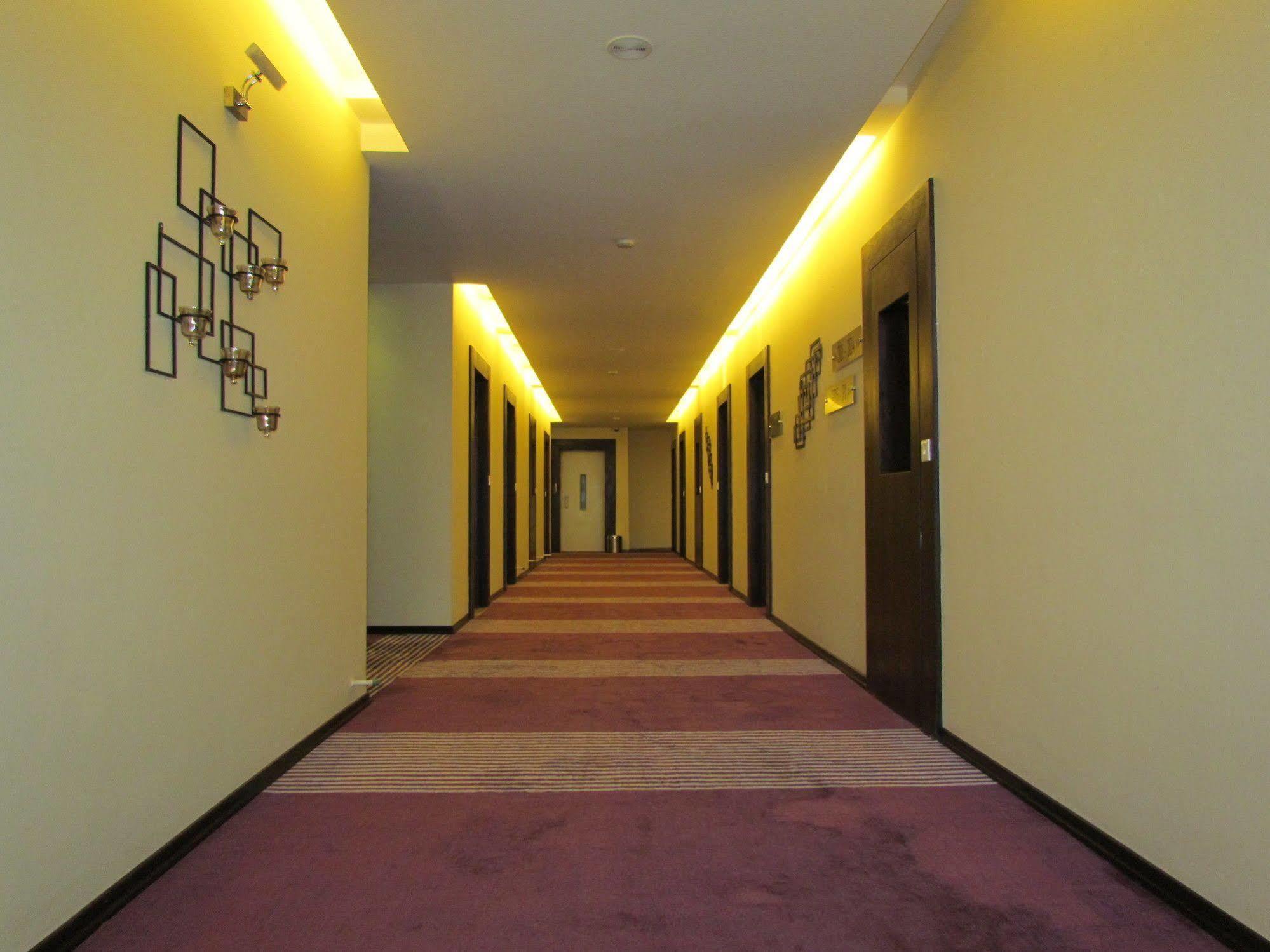 Hotel Pine Spring Wazir Bagh Srīnagar Buitenkant foto